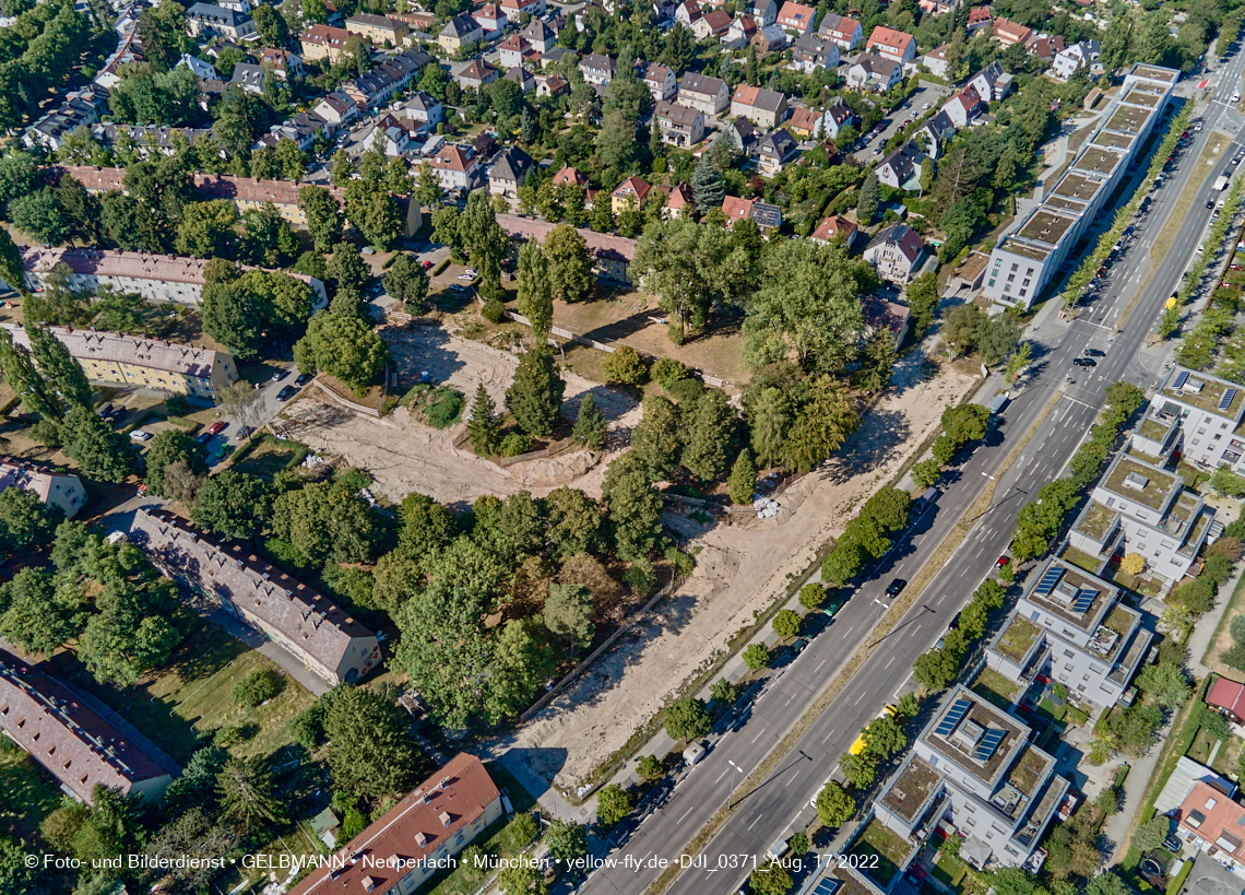 17.08.2022 - Luftbilder von der Baustelle Maikäfersiedlung in Berg am Laim